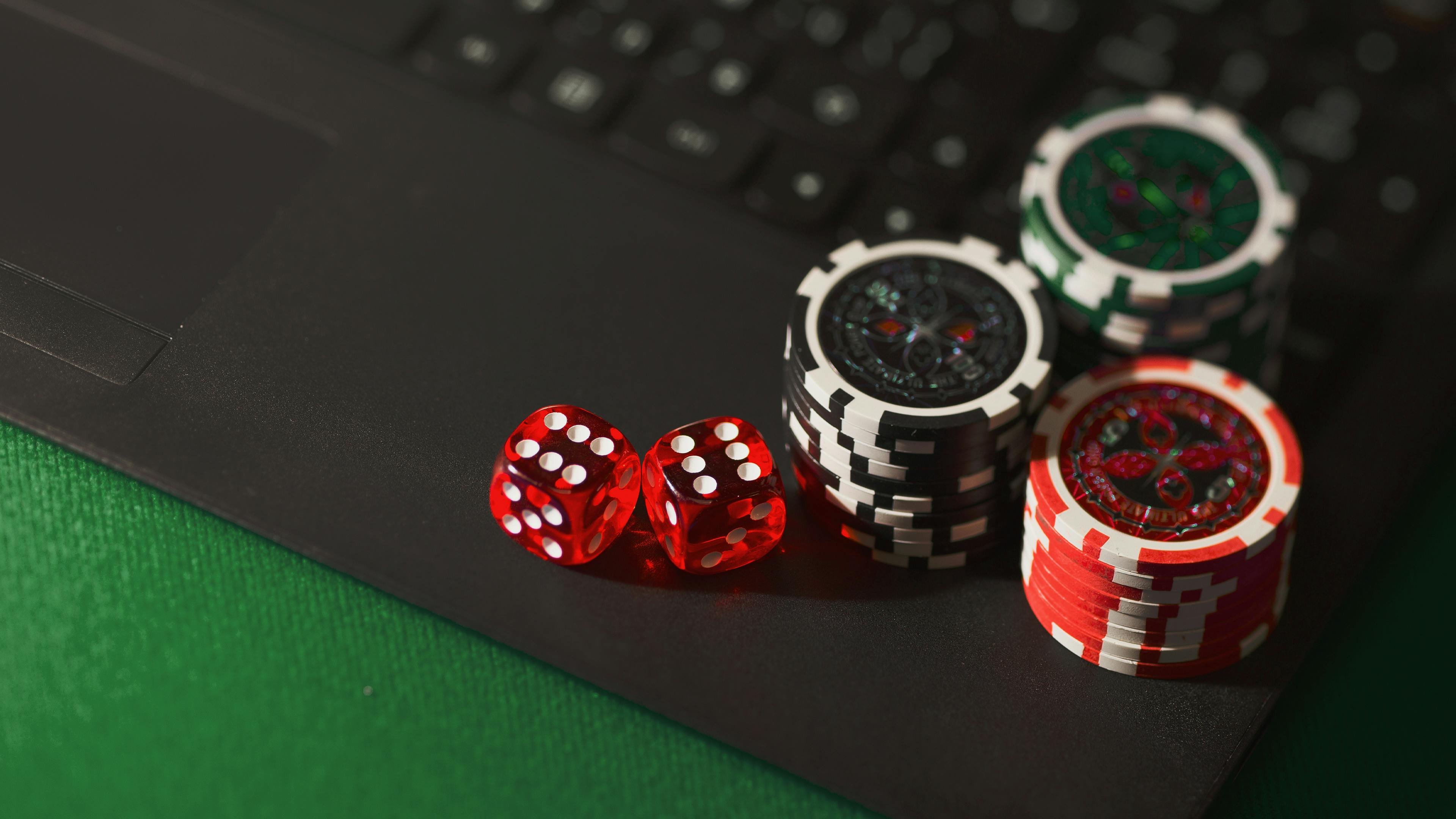 Dealer profesional starwin777 Dealer profesional membagikan kartu di studio baccarat